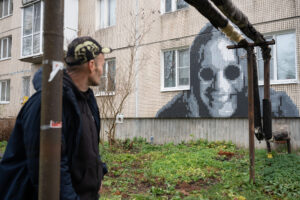 На панельках в Елизаветино — пиксельные портреты Кобейна, Горшка, Хоя и других легенд. Это работы Андрея Гвоздя — бывшего трубочиста Эрмитажа (и панка)