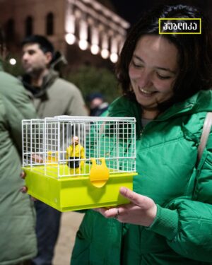 Михеила Закареишвили арестовали за «блокировку тротуара». Друзья принесли на акцию его миниатюрную фигурку в клетке