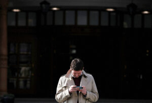 «Как вы справляетесь? Не справляюсь». Читатели «Бумаги» — о Петербурге без мобильного интернета