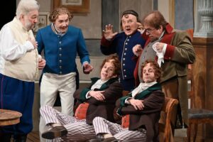 Валерий Фокин снова поставил «Ревизора» в Александринке. Предыдущая версия стала одним из важнейших спектаклей театра. Чем отличается новая постановка?