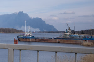 Последние на берегу. Как порт и атаки дронов на Усть-Лугу меняют жизнь води и ижор — коренных народов Ленобласти. Репортаж «Бумаги»