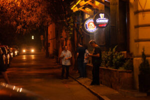 Громкое пение на районе поздней ночью — стрём или норм?