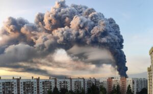 Как выглядела атака на Wildberries: в Шушарах, в «Уткиной заводи» и из центра города. Фото
