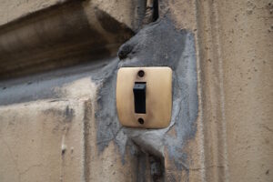 На исторических зданиях в центре Петербурга нашли загадочные выключатели. Зачем они нужны и что об этом говорят?