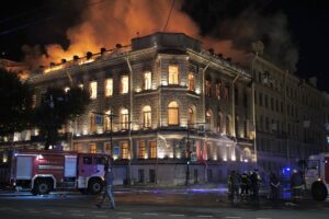 От особняка Миллера, похоже, остались одни фасады. Рассказываем историю сгоревшего здания — в ней есть и шпионы, и даже Никита Михалков