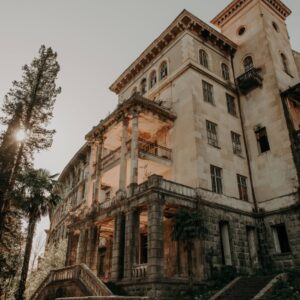 Десять бывших санаториев в Цхалтубо выставили на продажу. Их пытаются продать с 2022 года